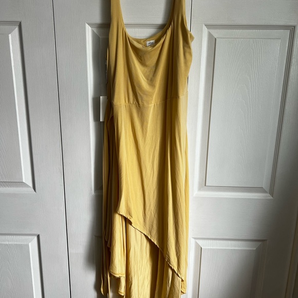 Chic Gold Sleeveless Dress - Picture 6 of 6